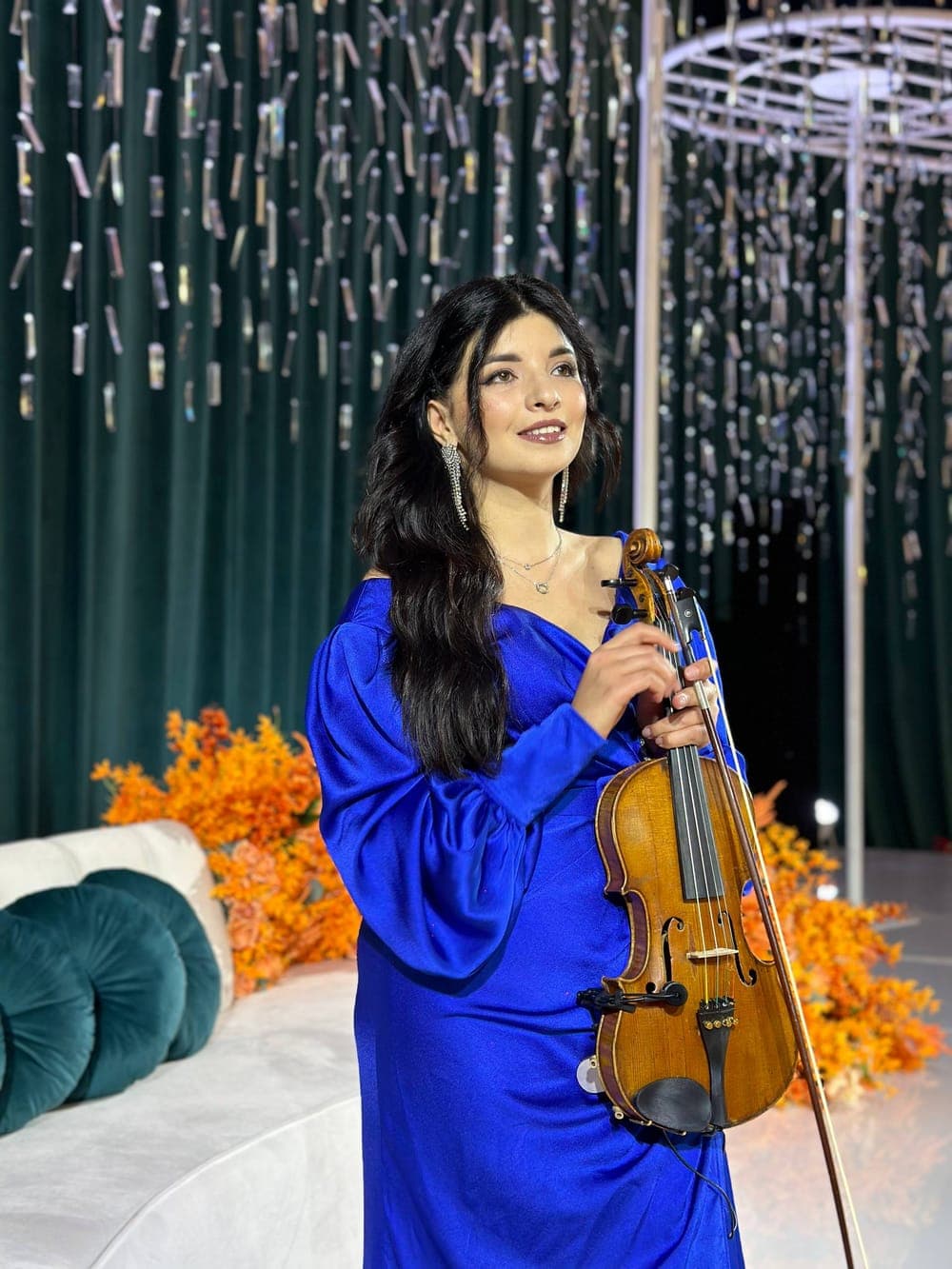 Inna Andrusenko cu vioara, în rochie albastră, la un eveniment